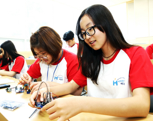 현대제철이 방학을 맞아 개설한 'H 사이언스 아카데미'에 참가한 학생들이 스마트폰으로 조종하는 축구로봇을 만들고 있다.<현대제철 제공>